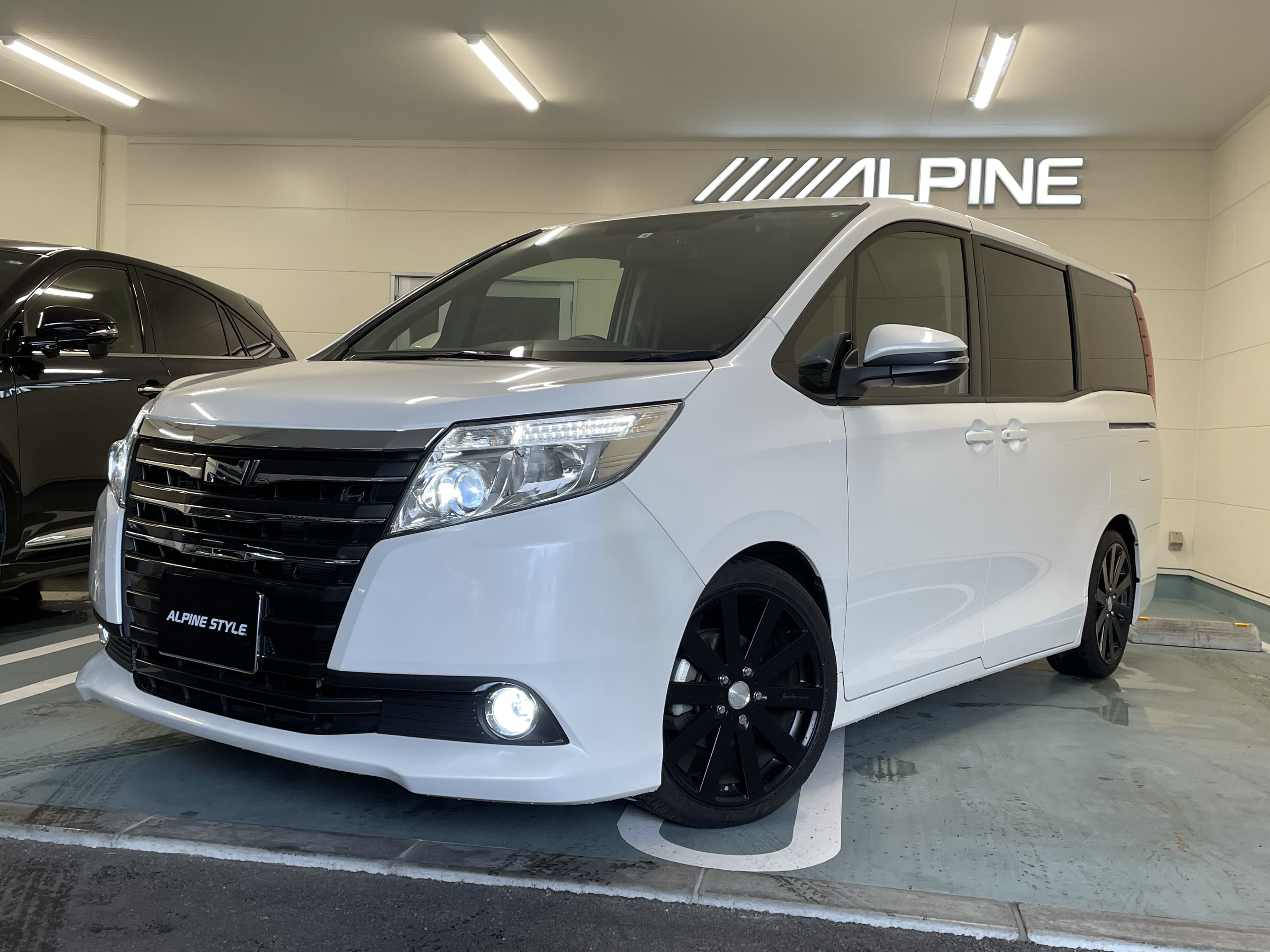 TOYOTA NOAH