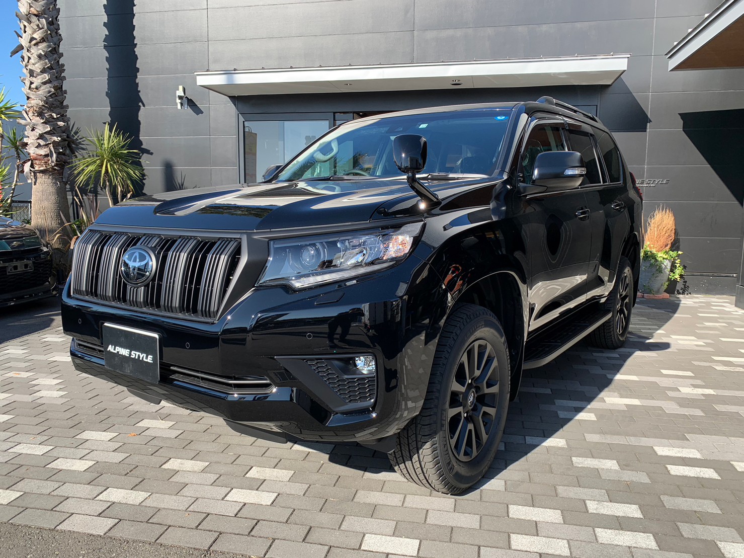 <strong>LANDCRUISER PRADO TX-L MattBlackEdition</strong>