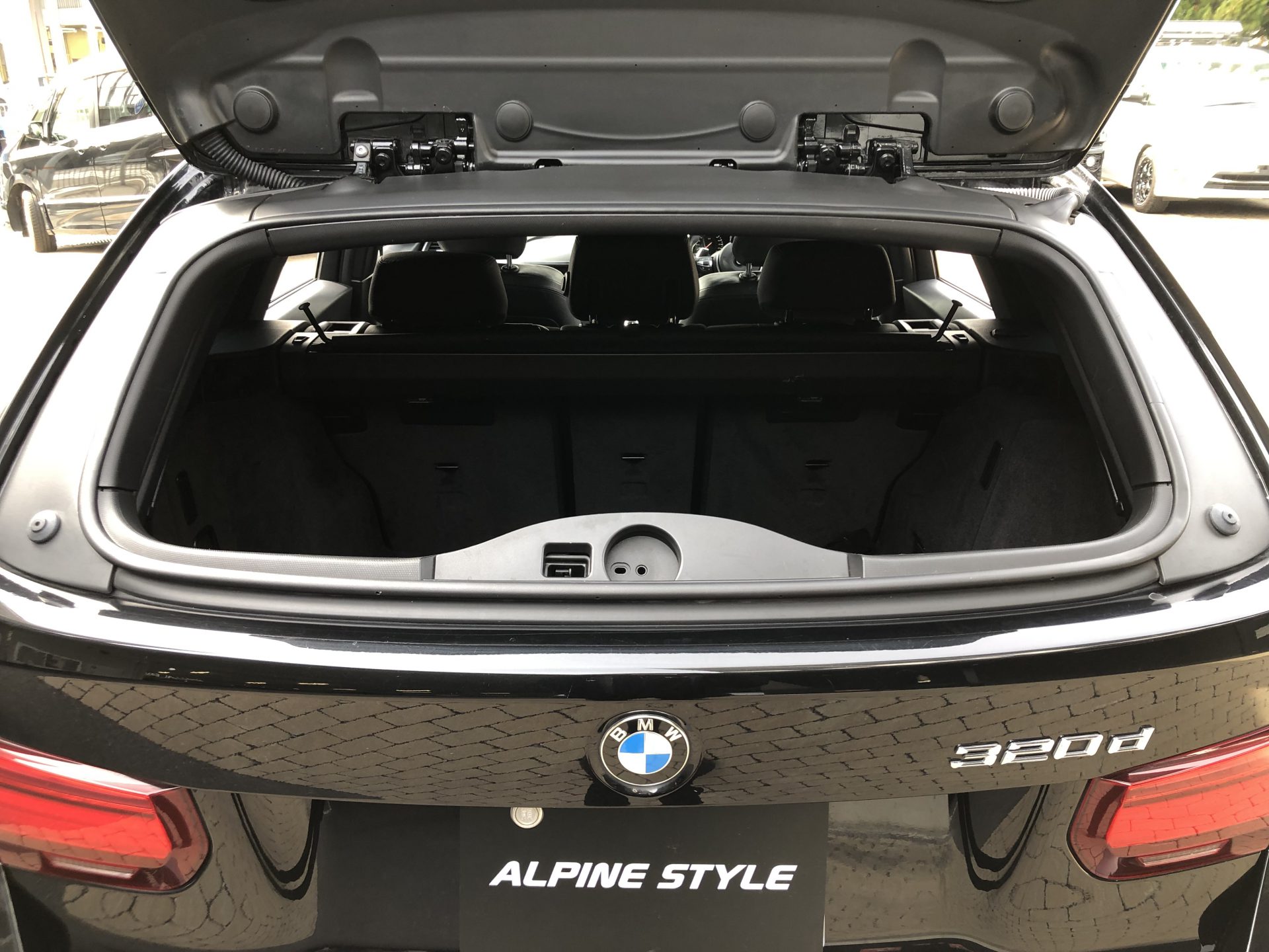 BMW 320d Touring M Sport 限定車「Edition Shadow」