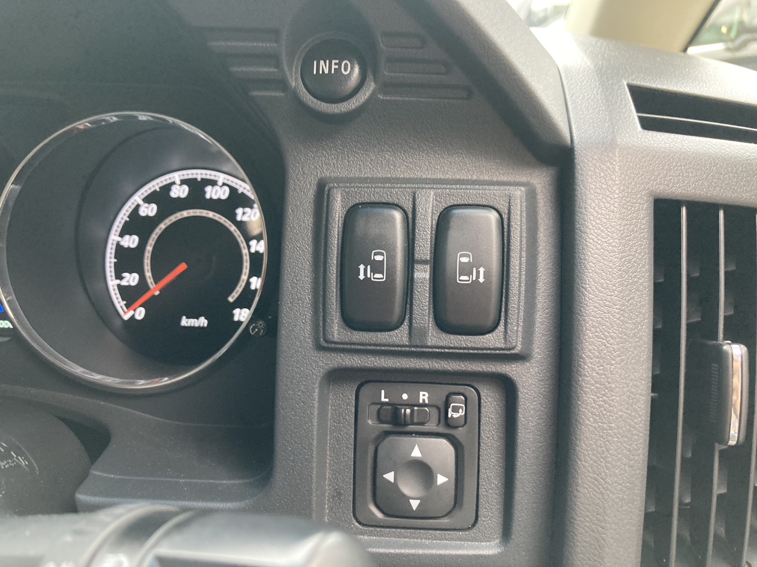 MITSUBISHI デリカD5 2.2DT Dパワーパッケージ 4WD