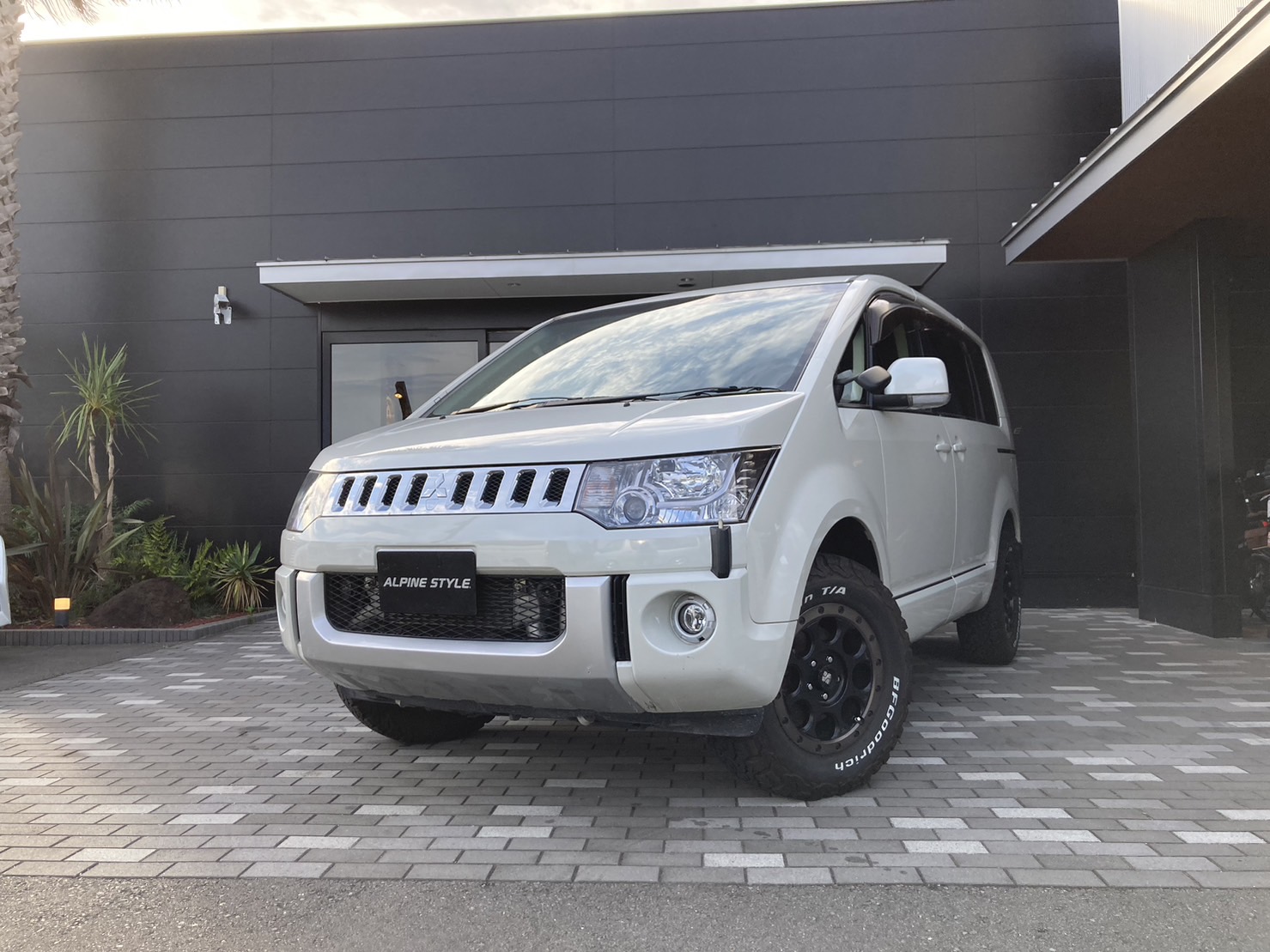 MITSUBISHI デリカD5 2.2DT Dパワーパッケージ 4WD
