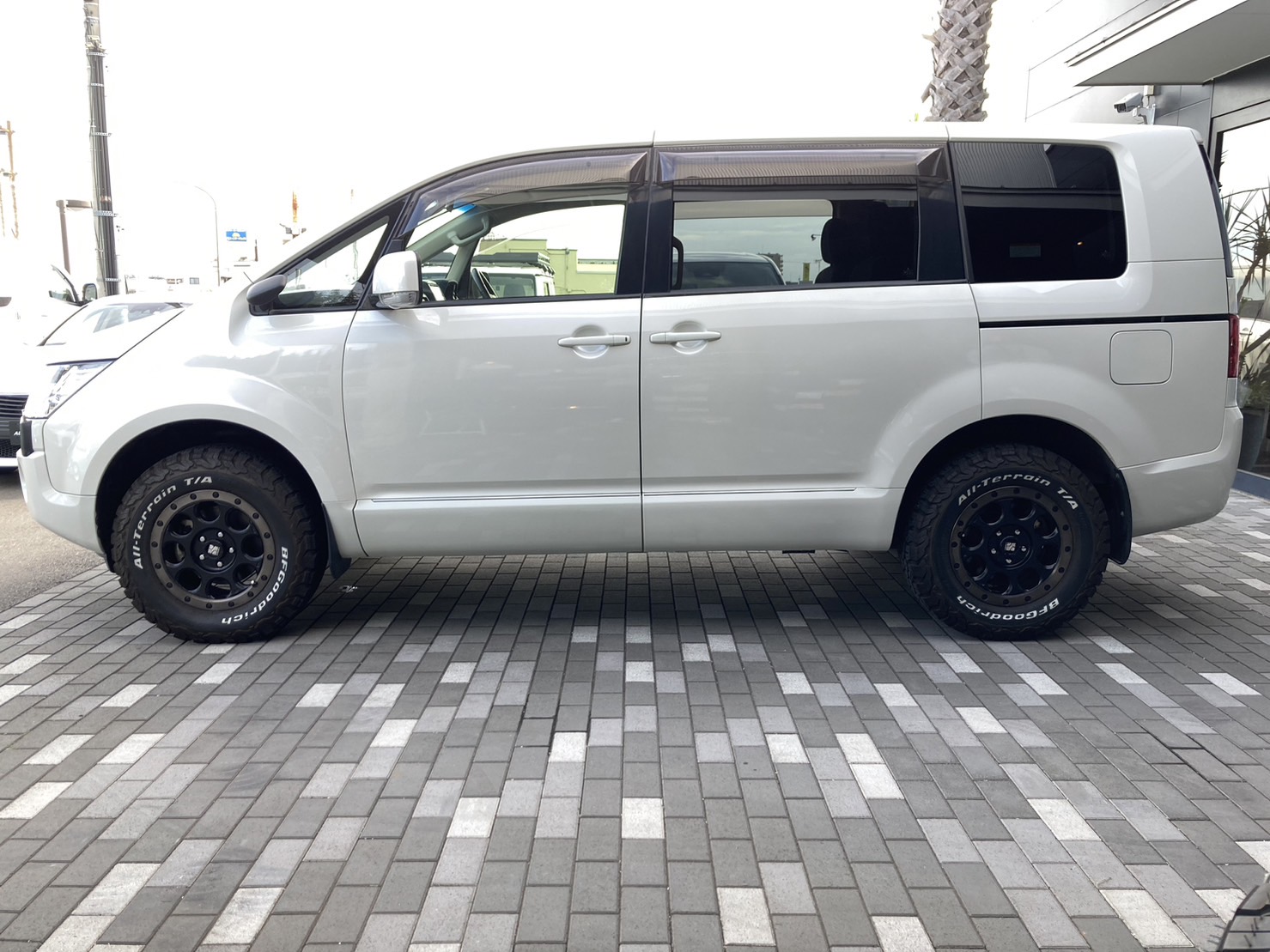 MITSUBISHI デリカD5 2.2DT Dパワーパッケージ 4WD